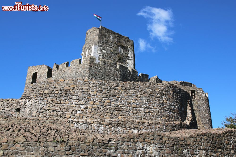 Immagine Un tratto delle mura fortificate del castello di Holloko, Ungheria. Il nome del paese significa "pietra del corvo".