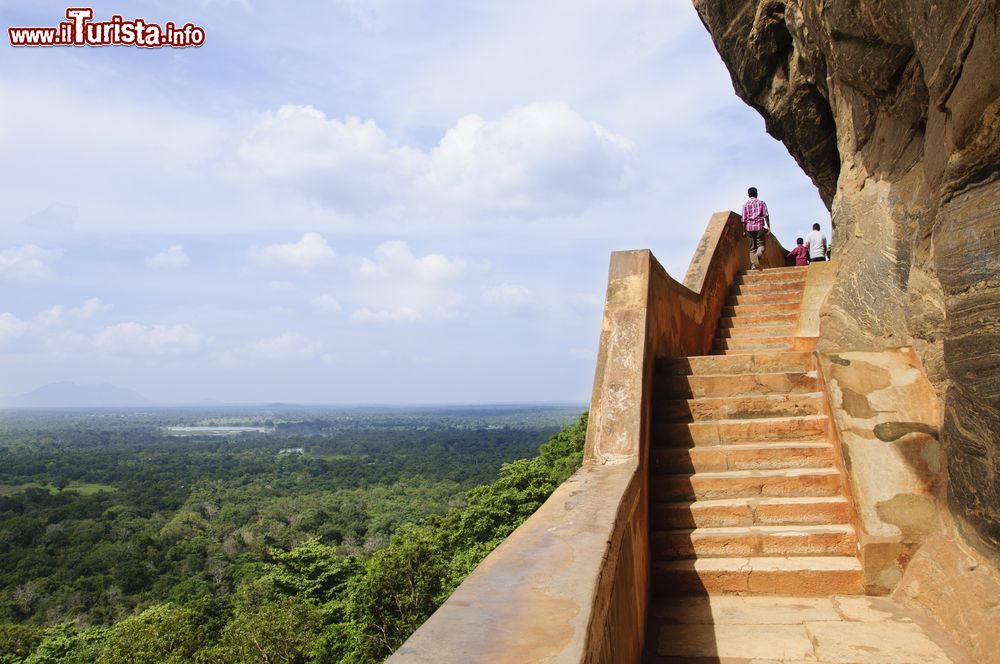 Immagine Un tratto delle scale della fortezza di Sigiriya (Sri Lanka). Visto che non sono previste restrizioni per quanto riguarda l'abbigliamento, i turisti possono liberamente indossare pantaloncini corti e magliette.