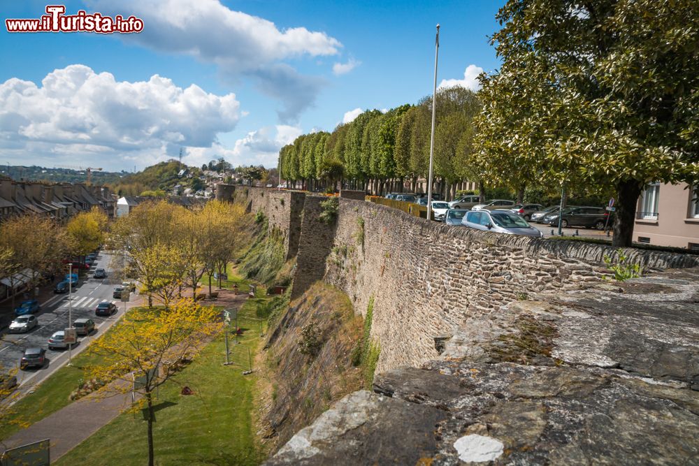 Immagine Un tratto di cinta muraria di Saint-Lo in Normandia (Francia).