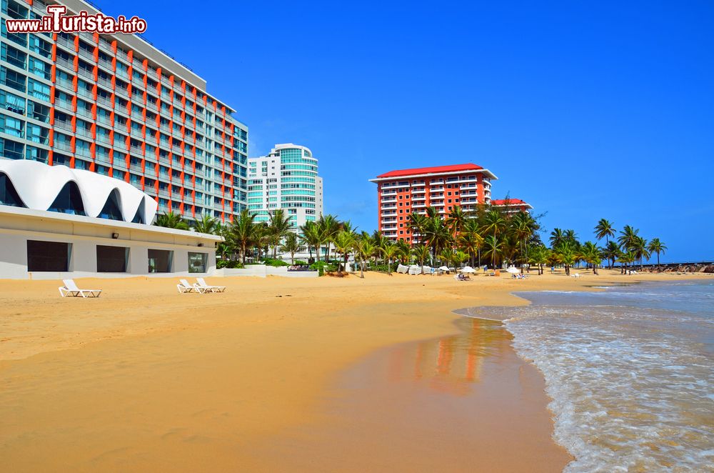 Immagine Un tratto di Condado Beach a San Juan, Porto Rico. Siamo in una delle principali spiagge della capitale di Porto Rico; qui si affacciano molti alberghi e se cercate un luogo per rilassarvi non troppo affollato dai turisti...Condado Beach non fa per voi!