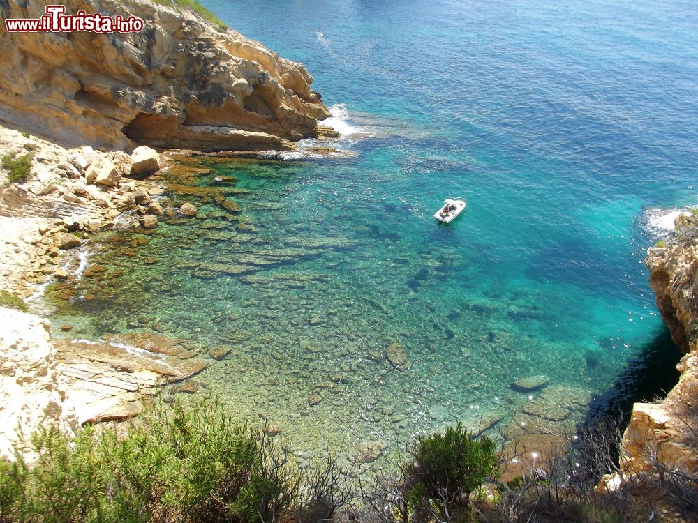 Immagine Un tratto di costa a Le Resquilladou, Saint-Cyr-sur-Mer, Francia. 