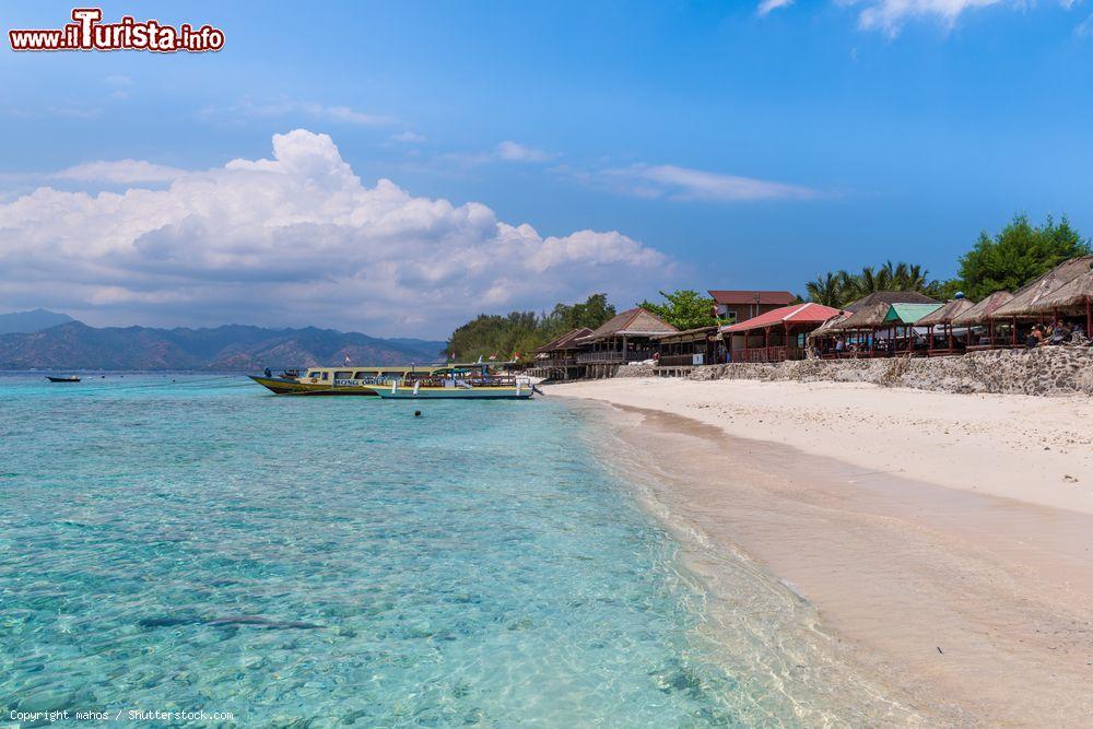 Immagine Un tratto di costa dell'isola di Gili Meno, Indonesia. E' l'isolotto centrale che si affaccia nella baia di Bangsal, poco distante dalla punta settentrionale di Lombok - © mahos / Shutterstock.com