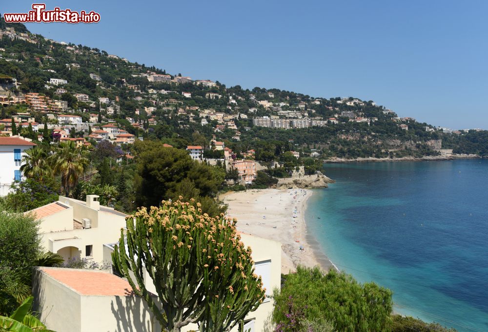 Immagine Un tratto di costa di Roquebrune-Cap-Martin, riviera francese. Situato a strapiombo sul mare, il borgo è sovrastato da un torrione medievale del X° secolo.