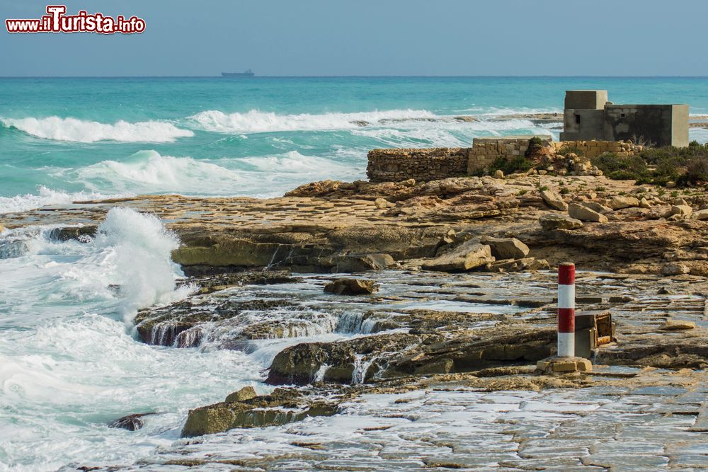 Immagine Un tratto di costa rocciosa nei pressi di Marsascala, isola di Malta, lambita dalle acque blu del Mediterraneo.
