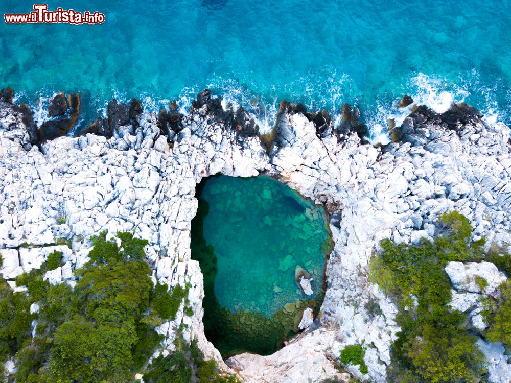 Immagine Un tratto di litorale a Lastovo in Croazia con rocce calcaree bianche ed acque limpide
