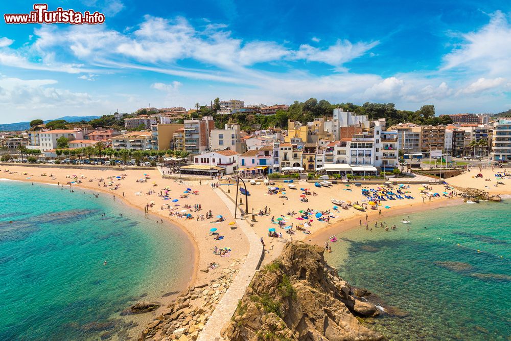 Immagine Un tratto di litorale sabbioso a Blanes, Costa Brava, Spagna. In estate i turisti invadono questa località balneare fra le più attrezzate della costa spagnola.