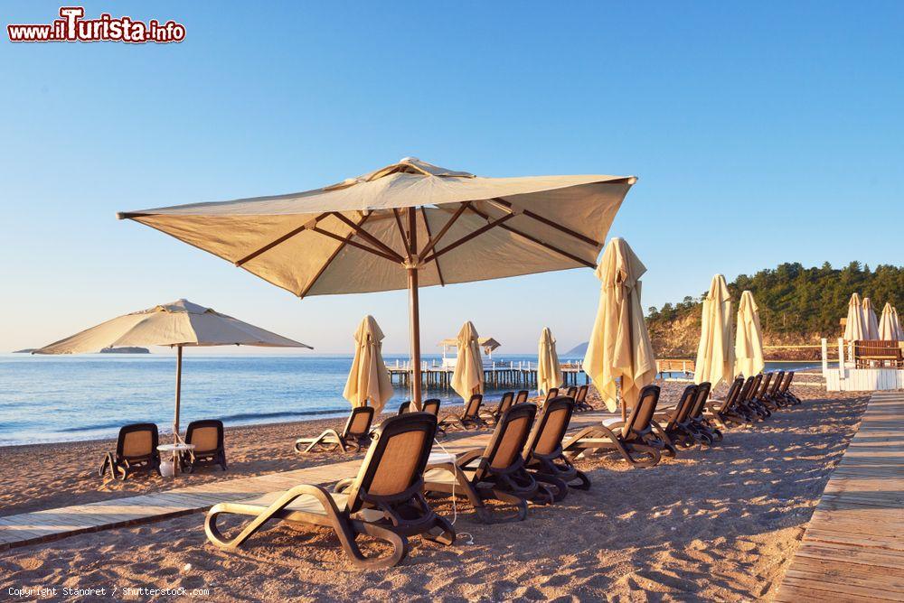 Immagine Un tratto di spiaggia privata con lettini e ombrelloni in un resort di Tekirova, Turchia - © Standret / Shutterstock.com