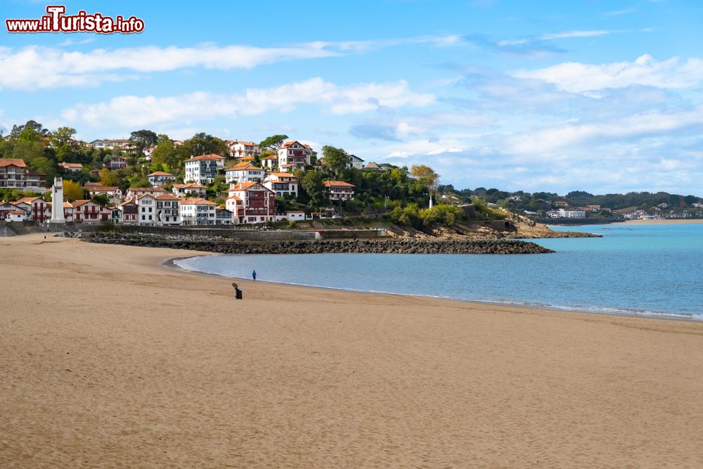 Immagine Un tratto di spiaggia sabbiosa a Saint-Jean-de-Luz, Nuova Aquitania (Francia).