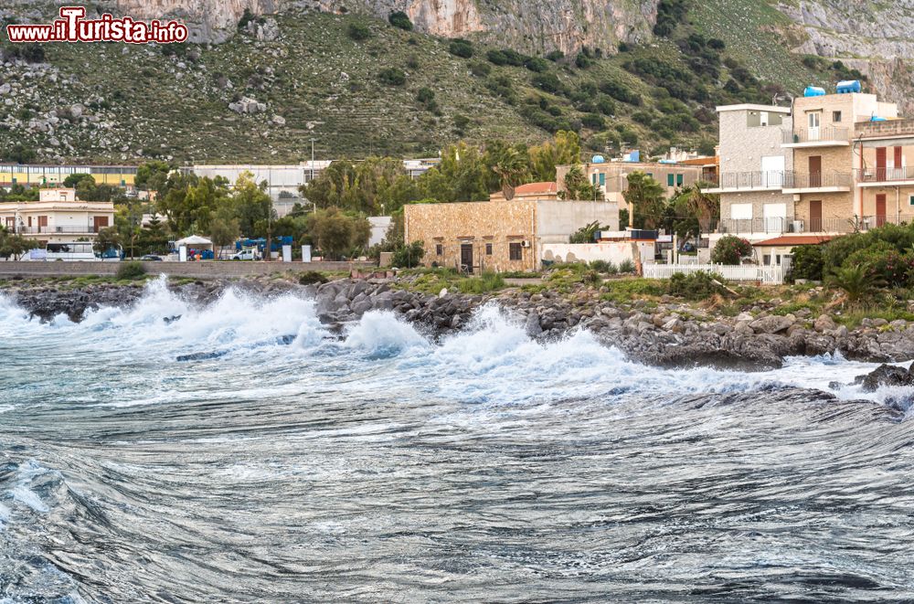 Immagine Un tratto roccioso della costa del borgo marino di Isola delle Femmine, provincia di Palermo
