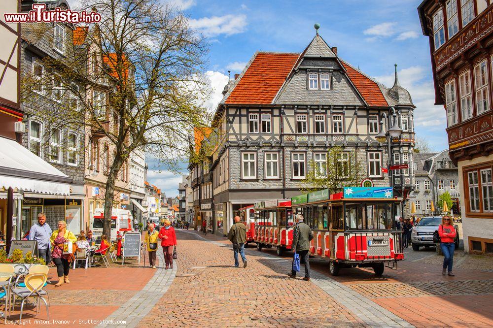 Immagine Un trenino turistico nel centro storico di Goslar, Germania - © Anton_Ivanov / Shutterstock.com