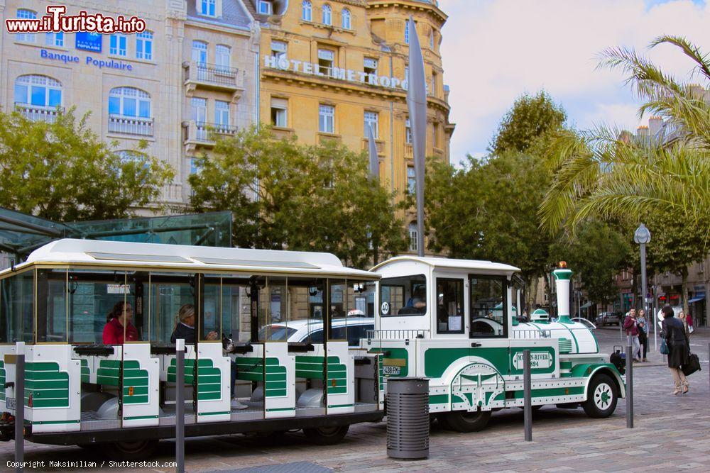 Immagine Un trenino turistico per visitare la città di Metz, Francia: questo simpatico mezzo di trasporto piace ai bambini ma anche agli stranieri che vogliono ammirare comodamente le bellezze di questa località - © Maksimilian / Shutterstock.com