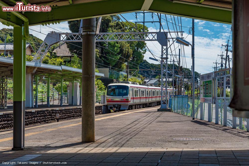 Immagine Un treno in arrivo alla stazione ferroviaria di Inuyama, Giappone - © Takashi Images / Shutterstock.com