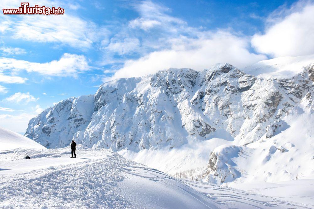 Immagine Un uomo passeggia nel comprensorio sciistico di Nassfeld, Carinzia (Austria) in inverno - © Aleksa Georg / Shutterstock.com