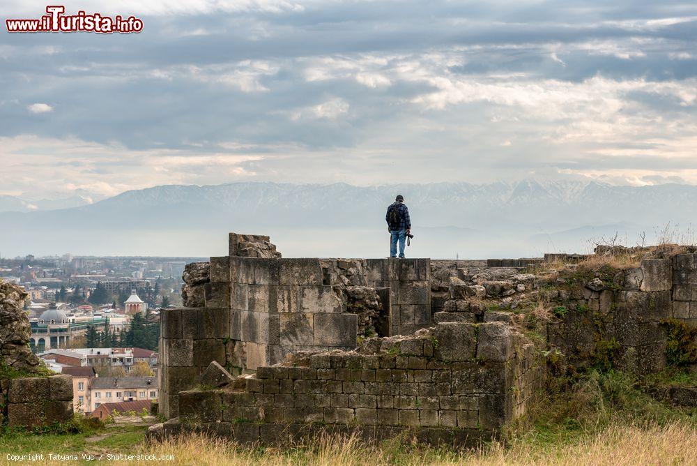 Immagine Un uomo sulle rovine dell'antica fortezza di Kutaisi, Georgia, mentre osserva il panorama sulla città - © Tatyana Vyc / Shutterstock.com