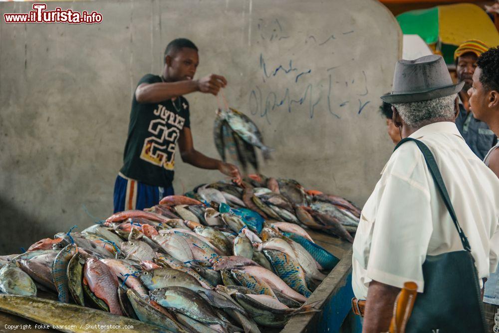 Immagine Un uomo vende pesce al Sir Selwyn Clarke market di Victoria, Mahé, Seychelles - © fokke baarssen / Shutterstock.com