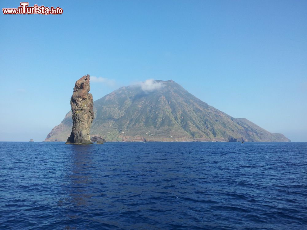 Immagine Un vecchio camino vulcanico al largo di Filicudi, Isole Eolie, Sicilia