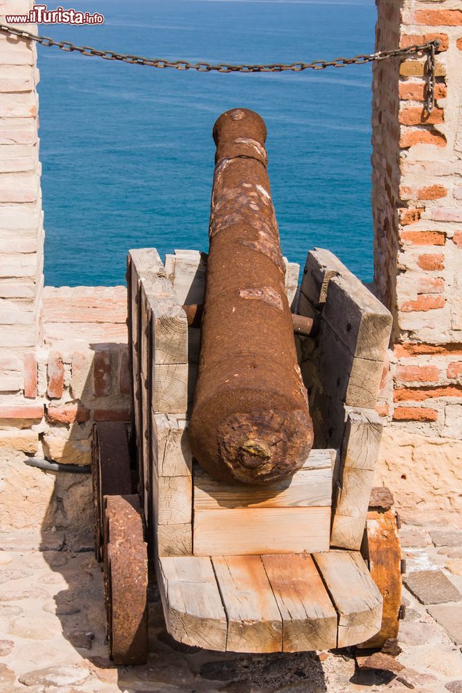 Immagine Un vecchio cannone nella cittadina di Melilla, Spagna.