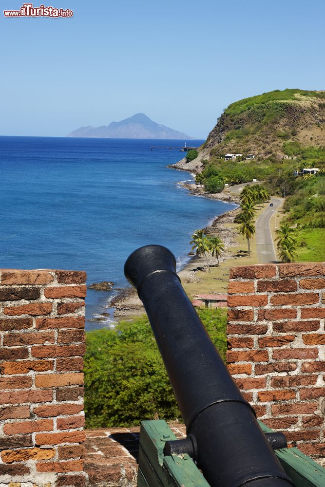 Immagine Un vecchio cannone nella fortezza Oranje da St.Eustatius con l'isola di Saba sullo sfondo (Caraibi).