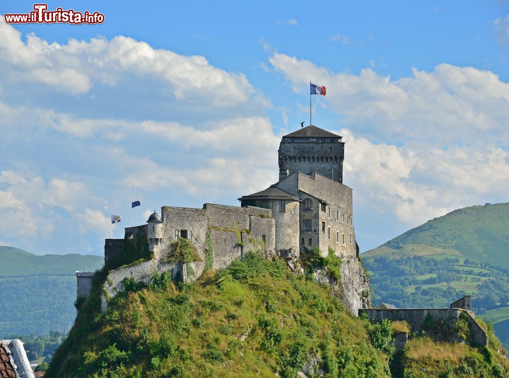 Immagine Un vecchio castello sulle rocce sopra la città di Lourdes, Francia: si tratta di un monumento storico di questa località dei Pirenei.