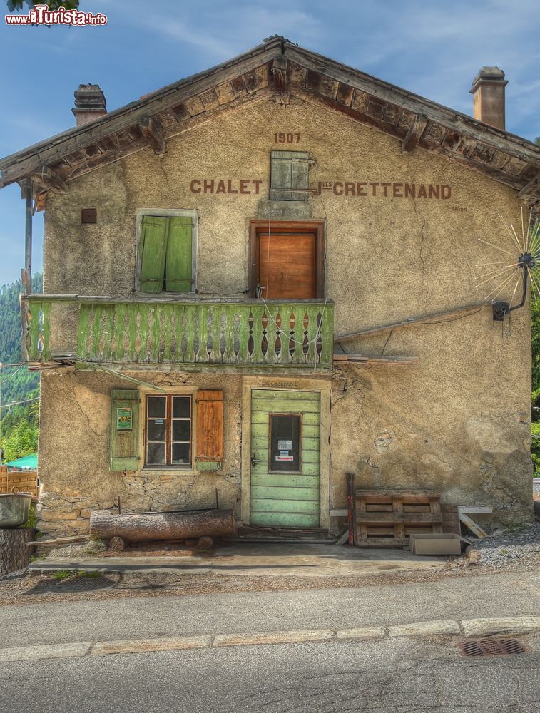 Immagine Un vecchio chalet di montagna a Ovronnaz, Svizzera.