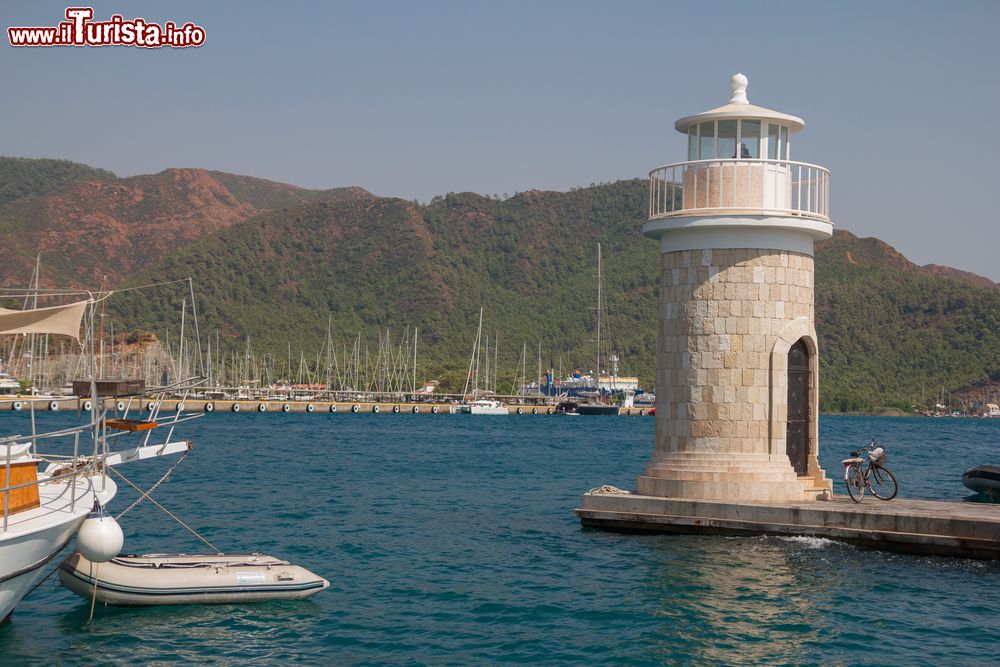 Immagine Un vecchio faro con imbarcazioni nella baia di Marmaris, Turchia.