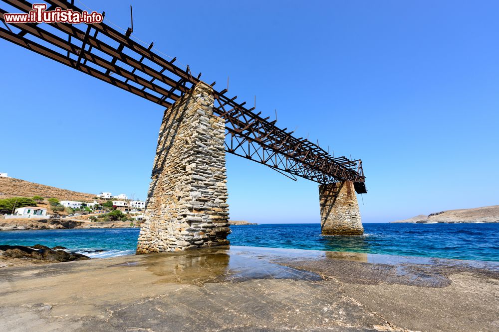 Immagine Un vecchio pontile a Loutra, isola di Kythnos (Grecia), veniva utilizzato per caricare sulle navi il ferro, estratto dalla miniera