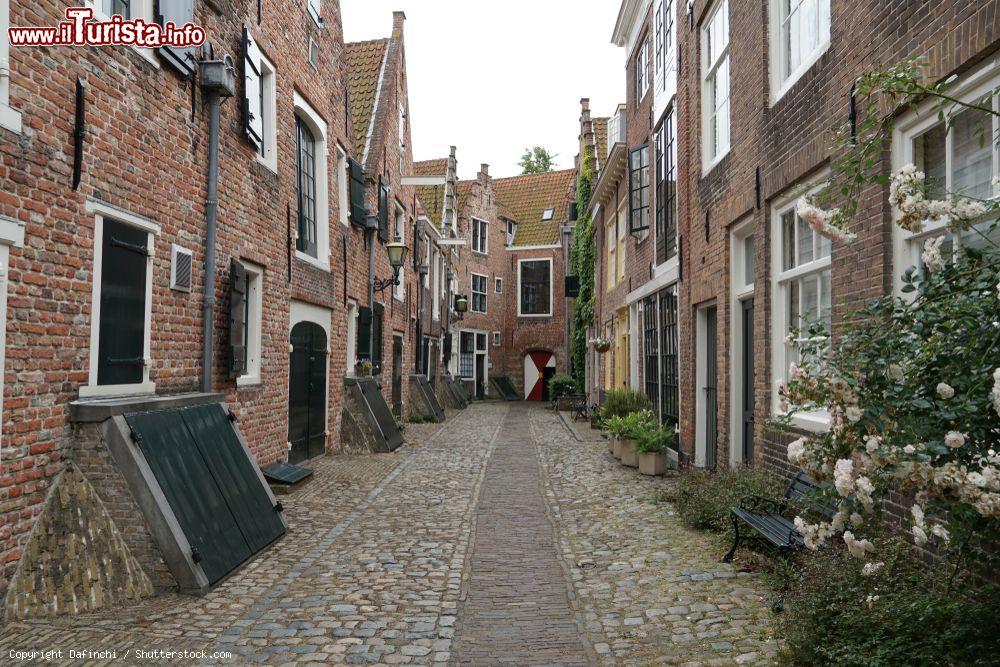 Immagine Un vicoletto con antichi palazzi nel centro di Middelburg, Olanda - © Dafinchi / Shutterstock.com