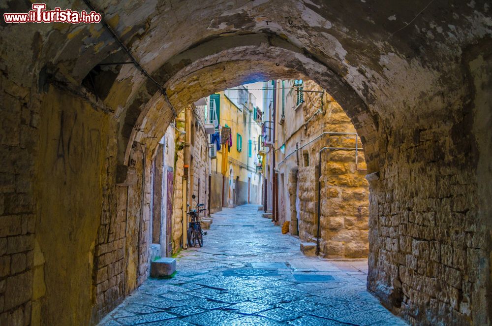 Immagine Un vicoletto del centro storico di Trani, Puglia.