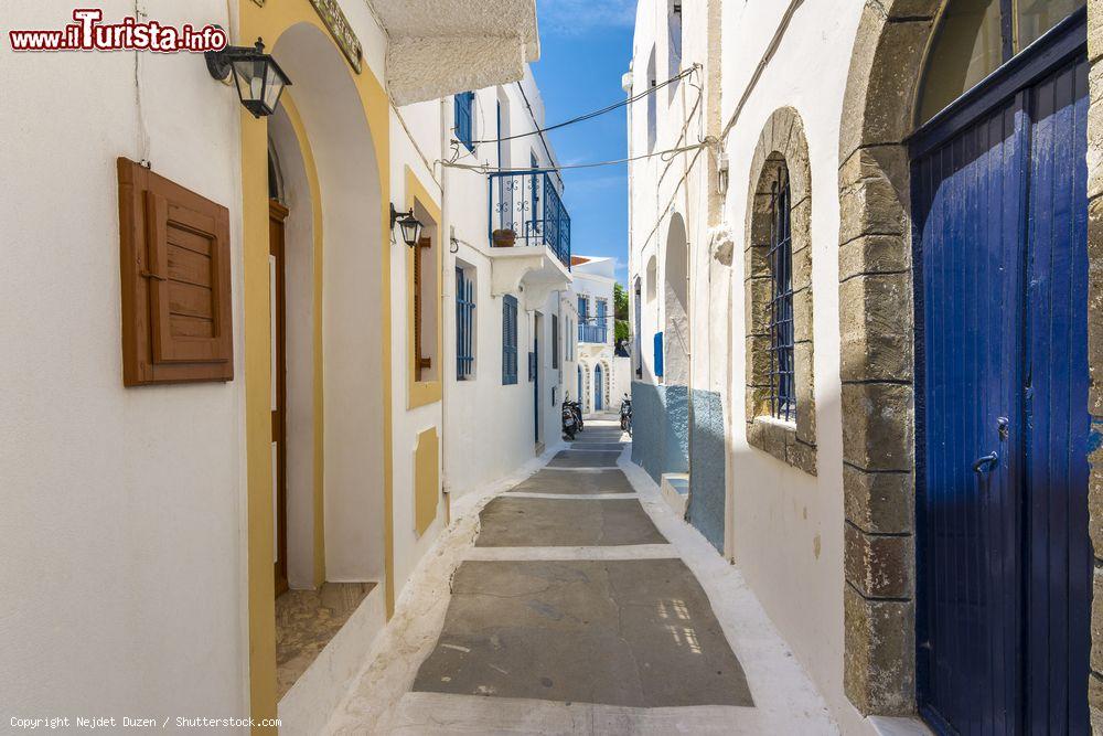 Immagine Un vicoletto del villaggio di Nikia, isola di Nisyros, Grecia. Gli abitanti che vivono qui stabilmente sono poco più di una cinquantina - © Nejdet Duzen / Shutterstock.com