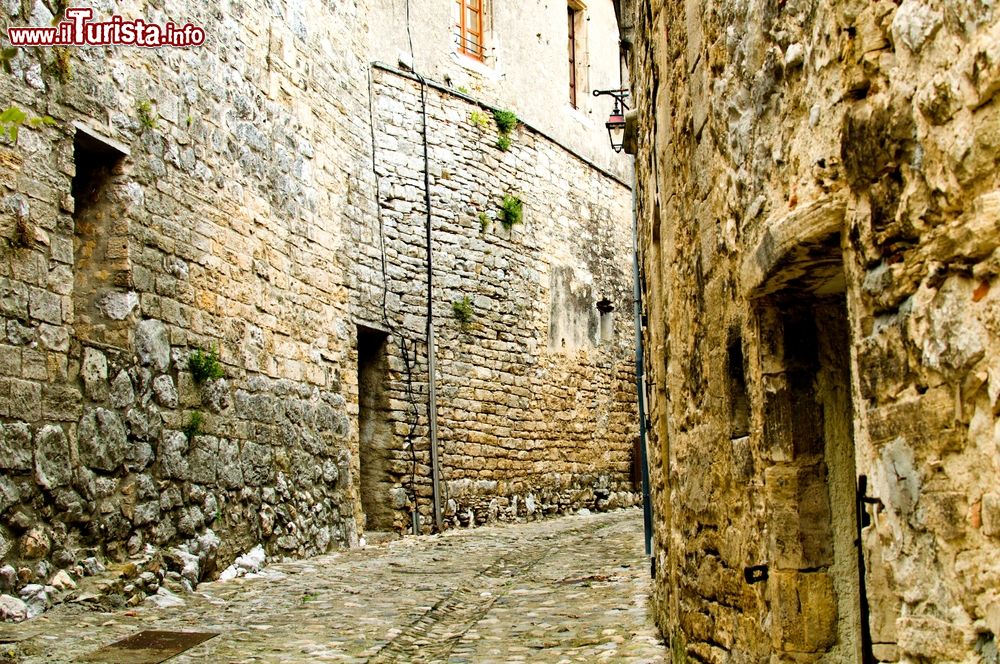 Immagine Un vicoletto del villaggio medievale di Anduze, Francia.