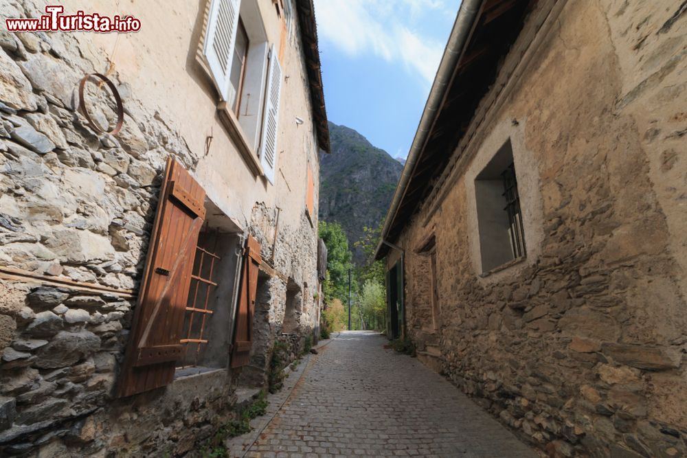 Immagine Un vicoletto nel borgo vecchio di Venosc, Francia. I suoi 25 km quadrati e i 900 abitanti ne fanno un villaggio d'altri tempi.