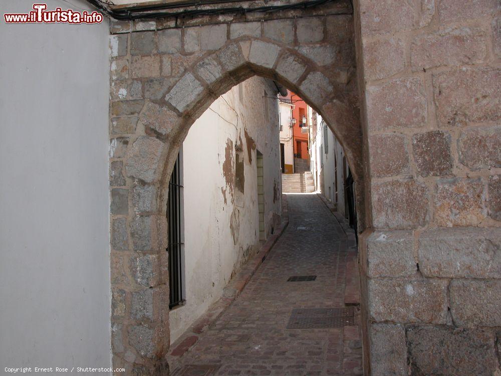 Immagine Un vicoletto nel centro storico di Sagunto, provincia di Valencia, Spagna - © Ernest Rose / Shutterstock.com