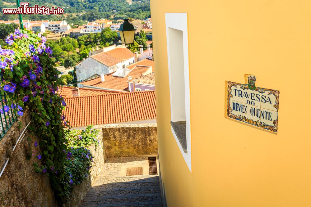 Immagine Un vicoletto nel cuore di Monchique, Portogallo: passeggiando a piedi in questo borgo se ne possono scoprire gli angoli più caratteristici.