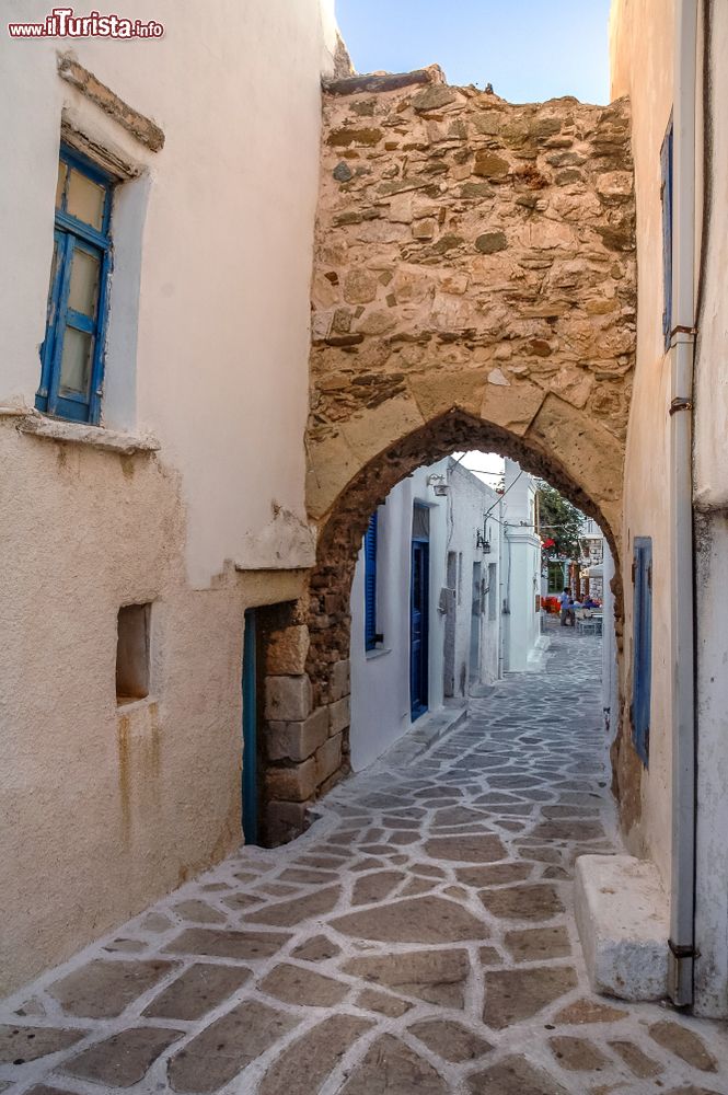 Immagine Un vicoletto nella città di Antiparos, unico villaggio dell'omonima isola delle Cicladi. Parte delle fortificazioni medievali fanno parte dell'architettura moderna.