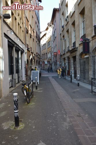 Immagine Un vicoletto pedonale nel centro storico di Grenoble, Francia. La "seducente capitale delle Alpi francesi" è una vivace città sede, fra l'altro, di 4 università e oltre 5 mila studenti.