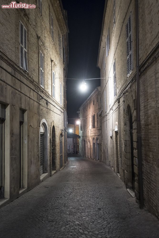 Immagine Un vicolo ciottolato nel curoe di fermo (Marche) fotografato di notte.