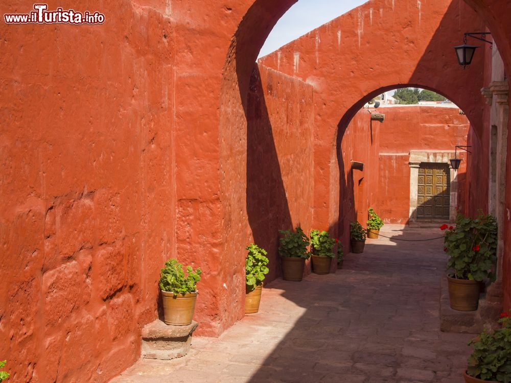 Immagine Un vicolo con arcate all'interno del monastero di Santa Catalina, Arequipa, Perù.