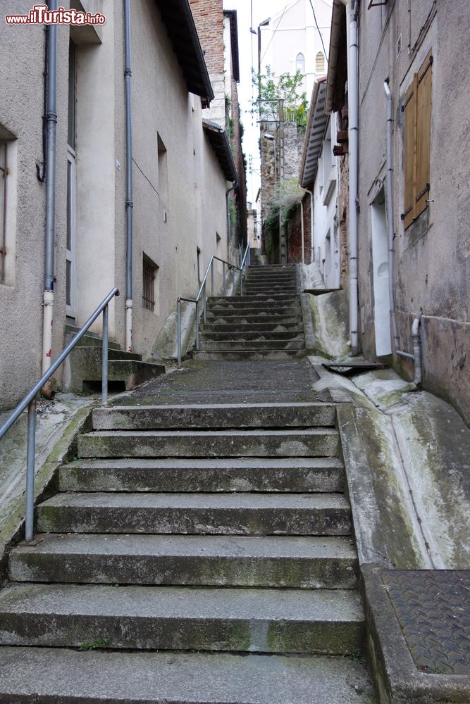 Immagine Un vicolo con scalinata nel vecchio centro di Cahors, Francia. In epoca medievale questa località è stata un importante centro commerciale e finanziario.