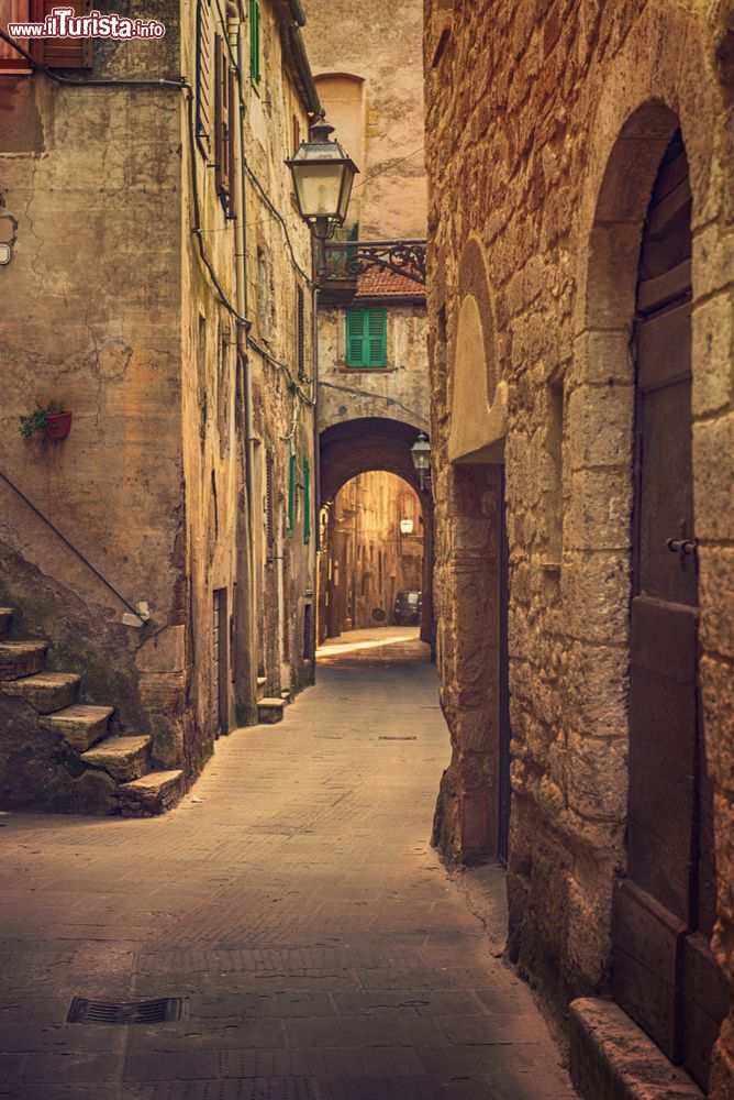 Immagine Un vicolo del borgo medievale di Pitigliano, Toscana. E' uno dei centri abitati più belli della Maremma grossetana.