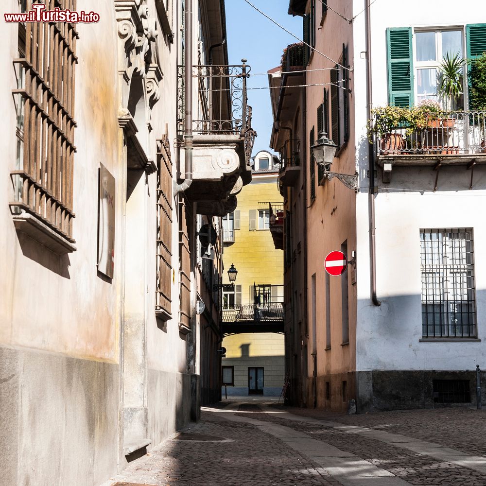 Immagine Un vicolo del centro cittadino a Cuneo, Piemonte. Il suo antico cuore storico risale al XII° secolo e rimanda al fiorente passato quando la città era una delle località meglio fortificate del nord Italia.