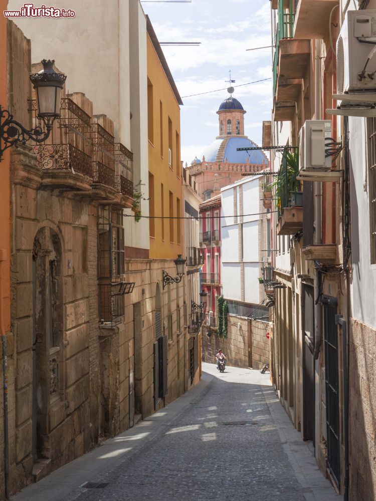 Immagine Un vicolo del centro storico di Alicante, Spagna. Sullo sfondo, la cupola blu della concattedrale dedicata a San Nicola di Bari.