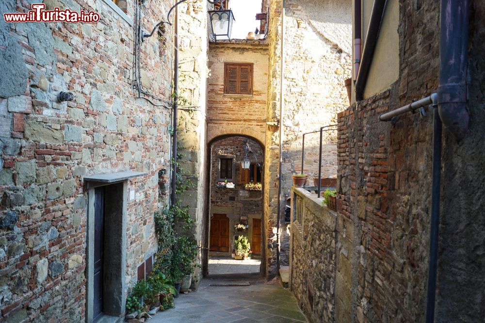 Immagine Un vicolo della cittadina medievale di Anghiari, Toscana. Questa località ha un aspetto deliziosamente medievale con un intricato andirivieni di salite e discese.