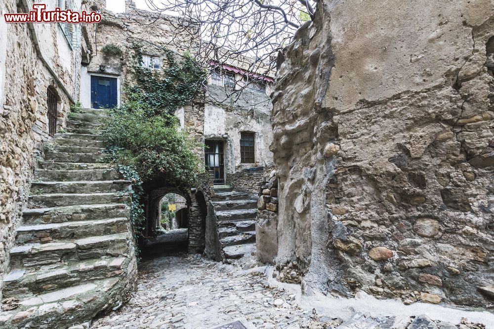 Immagine Un vicolo di Bussana Vecchia, Sanremo, Liguria. Questo borgo fantasma fu gravemente danneggiato da un terremoto che determinò l'evacuazione totale degli abitanti. Amministrativamente è una frazione di Sanremo e sorge al confine con la Francia.