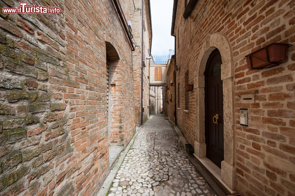 Immagine Un vicolo di Ripatransone, Marche, Italia. Il borgo è conosciuto anche per ospitare il vicolo più stretto d'Italia: scoperto nel 1968, è ampio circa 43 cm per poi restringersi a 38.