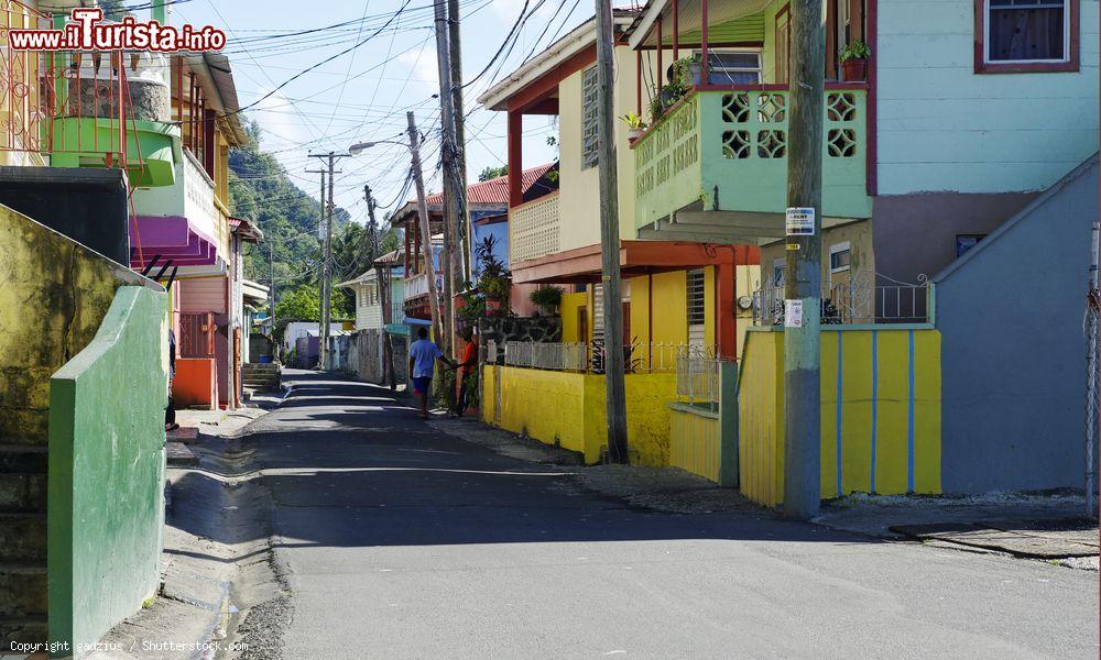 Immagine Un vicolo di Scott's Head, villaggio sull'isola di Dominica, arcipelago delle Piccole Antille (Caraibi) - © gadzius / Shutterstock.com