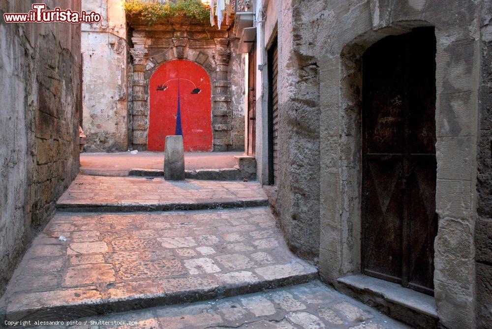 Immagine Un vicolo nel Borgo Vecchio di Taranto, Puglia - © alessandro pinto / Shutterstock.com