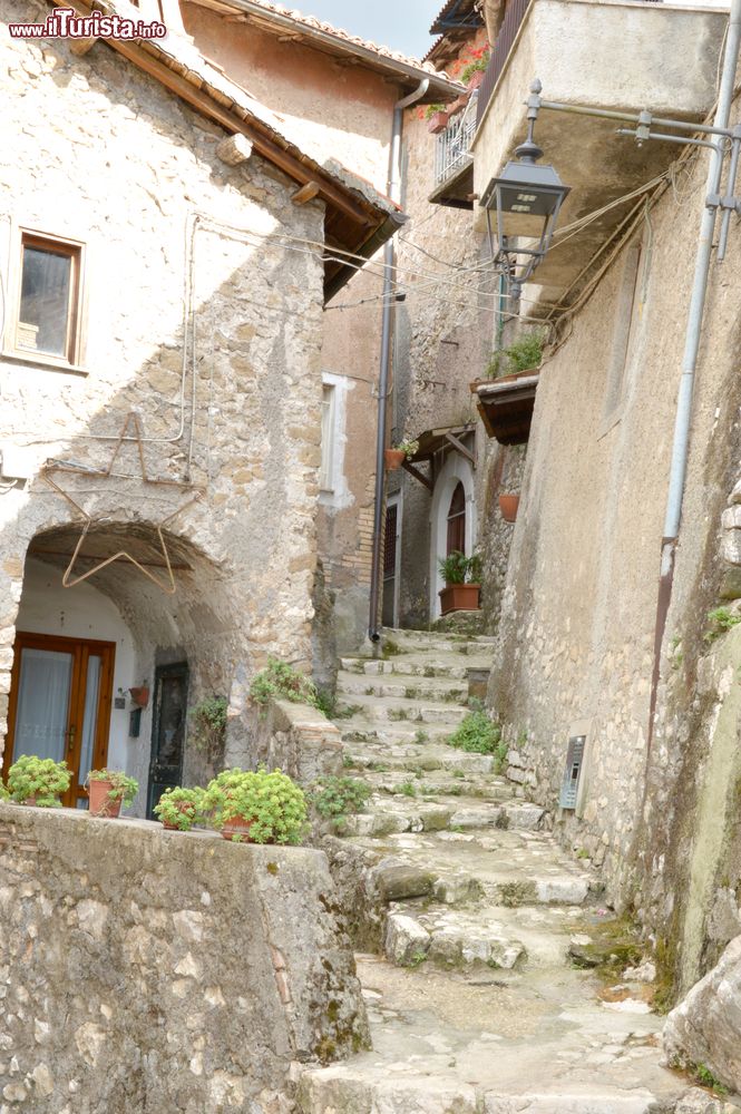 Immagine Un vicolo nel centro storico di Artena, Lazio, caratteristico borgo dalle case in pietra