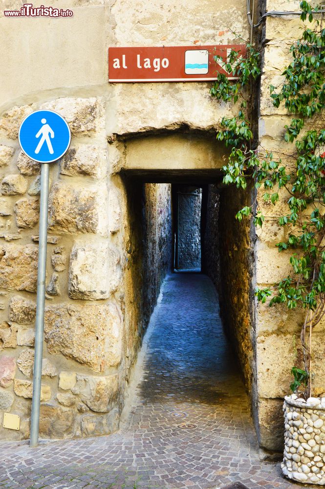 Immagine Un vicolo nel centro storico di Lovere, borgo sulla sponda occidentale del Lago d'Iseo (Lombardia).