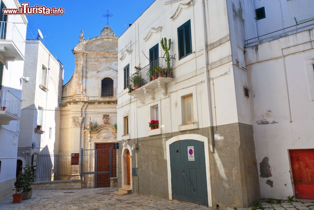 Immagine Un vicolo nel centro storico di Monopoli, Puglia. Il centro medievale di questo paese, che rivive oggi grazie a importanti interventi di restauro, è caratterizzato da chiese, conventi e edifici civili.