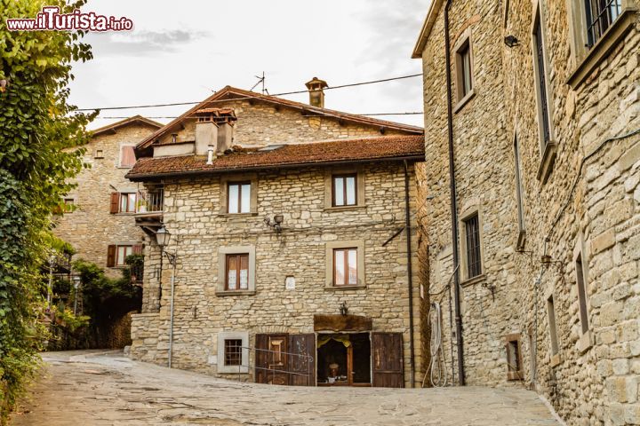 Immagine Un vicolo nel centro storico di Palazzuolo sul Senio, Toscana - © GoneWithTheWind / Shutterstock.com